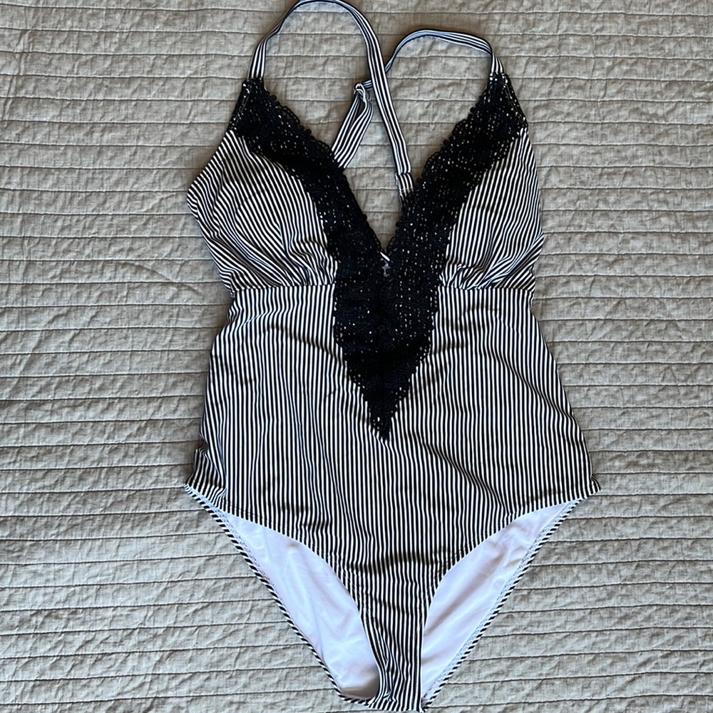 EUC CUPSHE plunge neckline striped one piece swimsuit